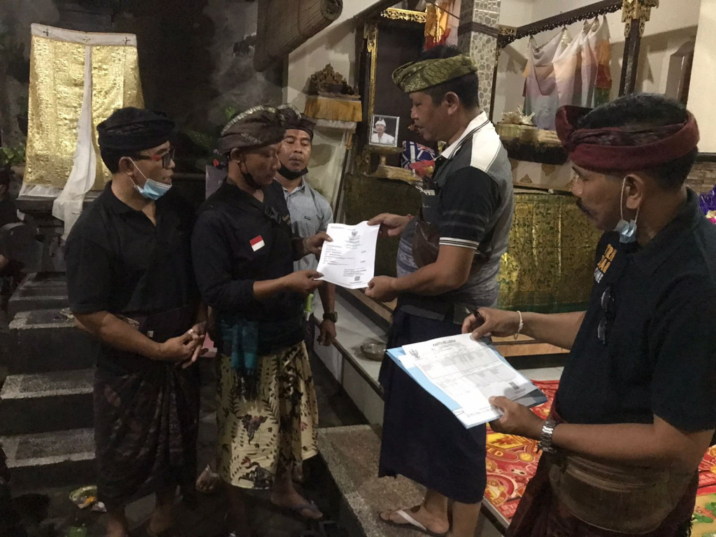 Dalung Smartvillage, Serahkan KK Baru dan Akta Kematian kepada Keluarga di Banjar Pendem, Dalung